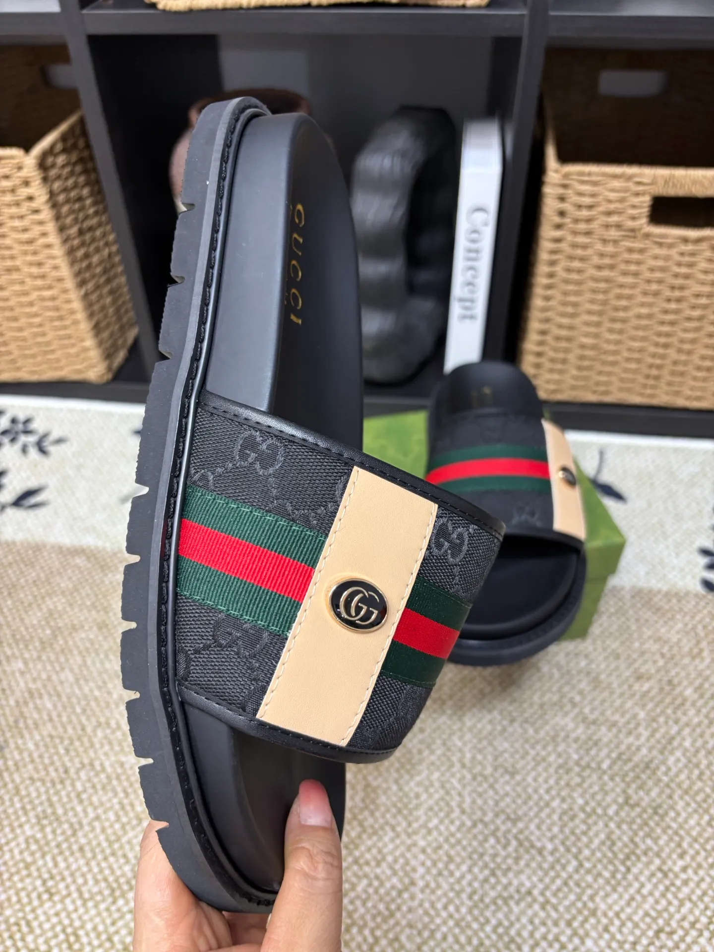Factory 💰 300 yuan Gucci slippers] high-end men's shoes brand official website 1:1 latest masterpiece: original mold customization, the fabric is made of imported original materials, upgraded outsole, lighter and non-slip. The market's top quality, simple yet tasteful, a must-have for fashionistas, fashionable at your feet, full of confidence, the same style at the counter 👍The season of summer slippers is here. Code: 38-45 (45 customized)